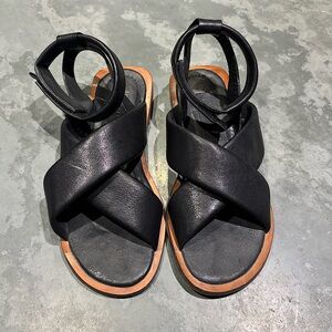 Either / Or The Comfort Sandal in Black